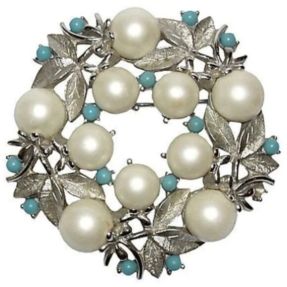 Sarah Coventry "Alaskan Summer" Large Flower Wreath Pin Faux Pearl - Picture 3 of 5